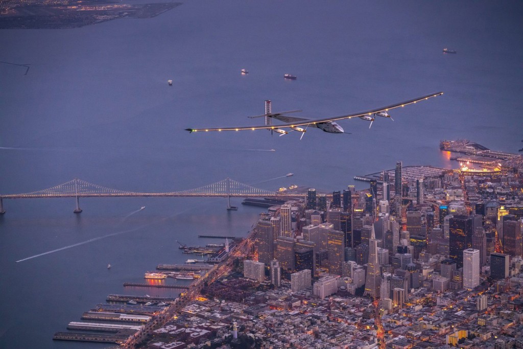 A Global Newsroom által 2016. április 24-én közreadott képen a Solar Impulse-2 Bertrand Piccard-ral fedélzetén, a San Franciscó-i Oakland Bay-híd felett, április 23-án, Hawaiiról érkezve. (Fotó: EPA/Jean Revillard) 